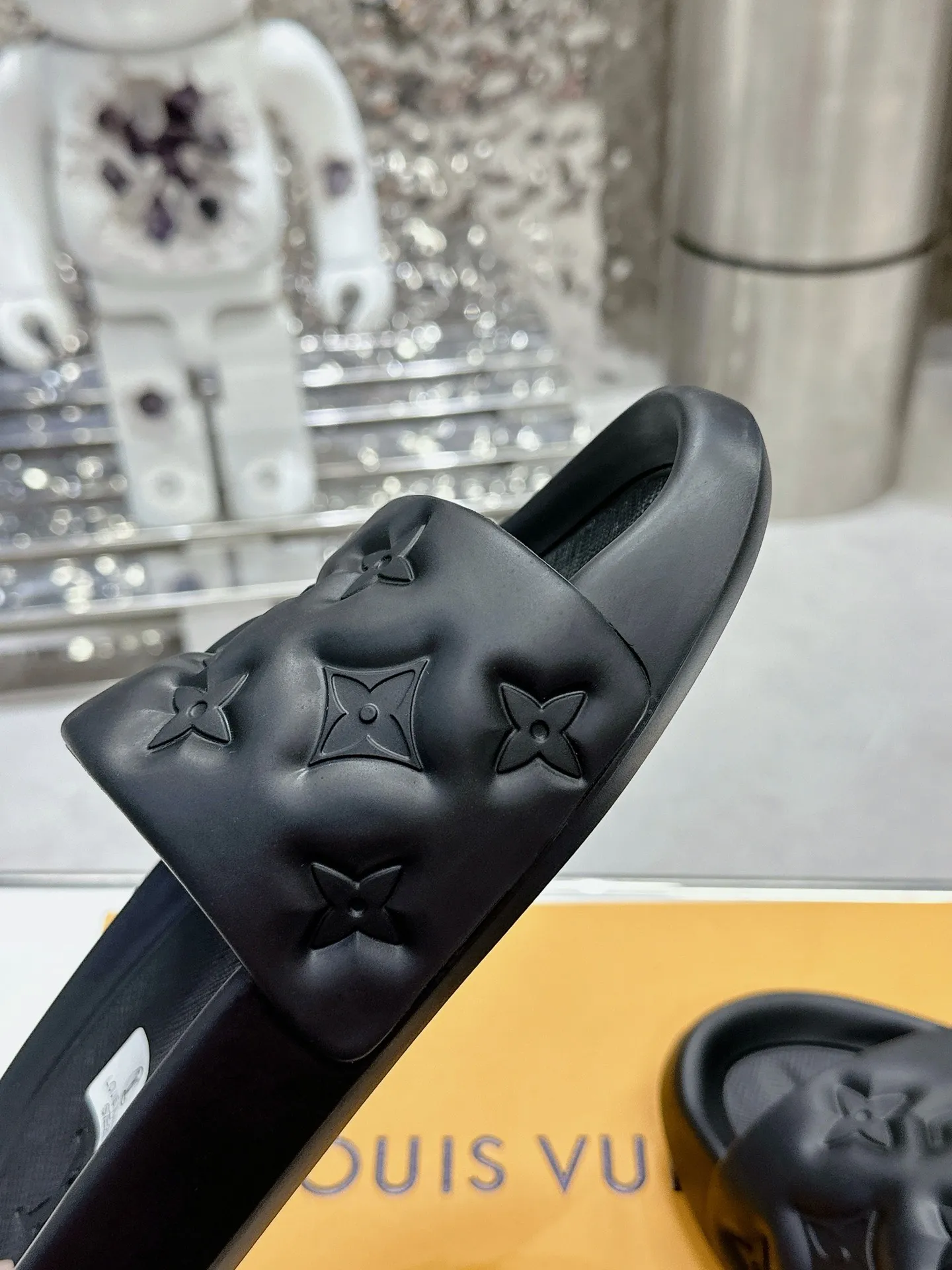 [L Home] P: 280💰 ▪️Shoe size: Women's 35-40 Men's 38-46▪️Packaging: Counter top quality~original packaging 𝟐𝟎𝟐5 Louis Vuitton counter's new embossed slippers, lv monogram embossed slippers, Waterfront sandals are back with a new look, and the upper buckle is embossed with lv's iconic Monogram pattern. Made of waterproof rubber with a comfortable and resilient insole. The lightweight, flexible outsole is embossed with the Louis Vuitton logo. ▪️Fabric: Original molded rubber foam surface ▪️Technology: embossed logo ▪️Sole: Original molded rubber foam outsole ▪️Sole thickness: 3CM.
